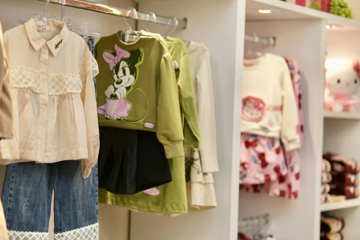 Detalhe das peças de moda infantil da Bambolê Petit